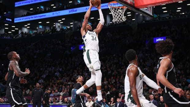 Milwaukee Bucks forward Giannis Antetokounmpo (34) goes up for a dunk during the second half against the Brooklyn Nets